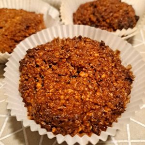 Mehrere Schoko-Muffins auf einer Serviette