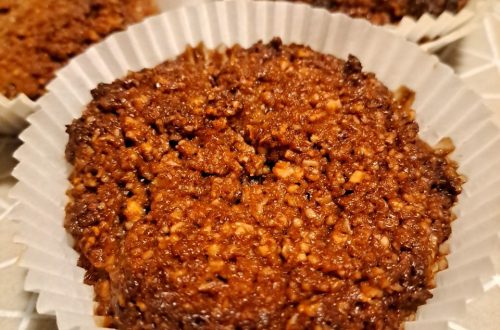 Mehrere Schoko-Muffins auf einer Serviette