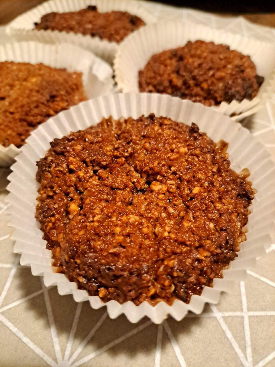 Mehrere Schoko-Muffins auf einer Serviette